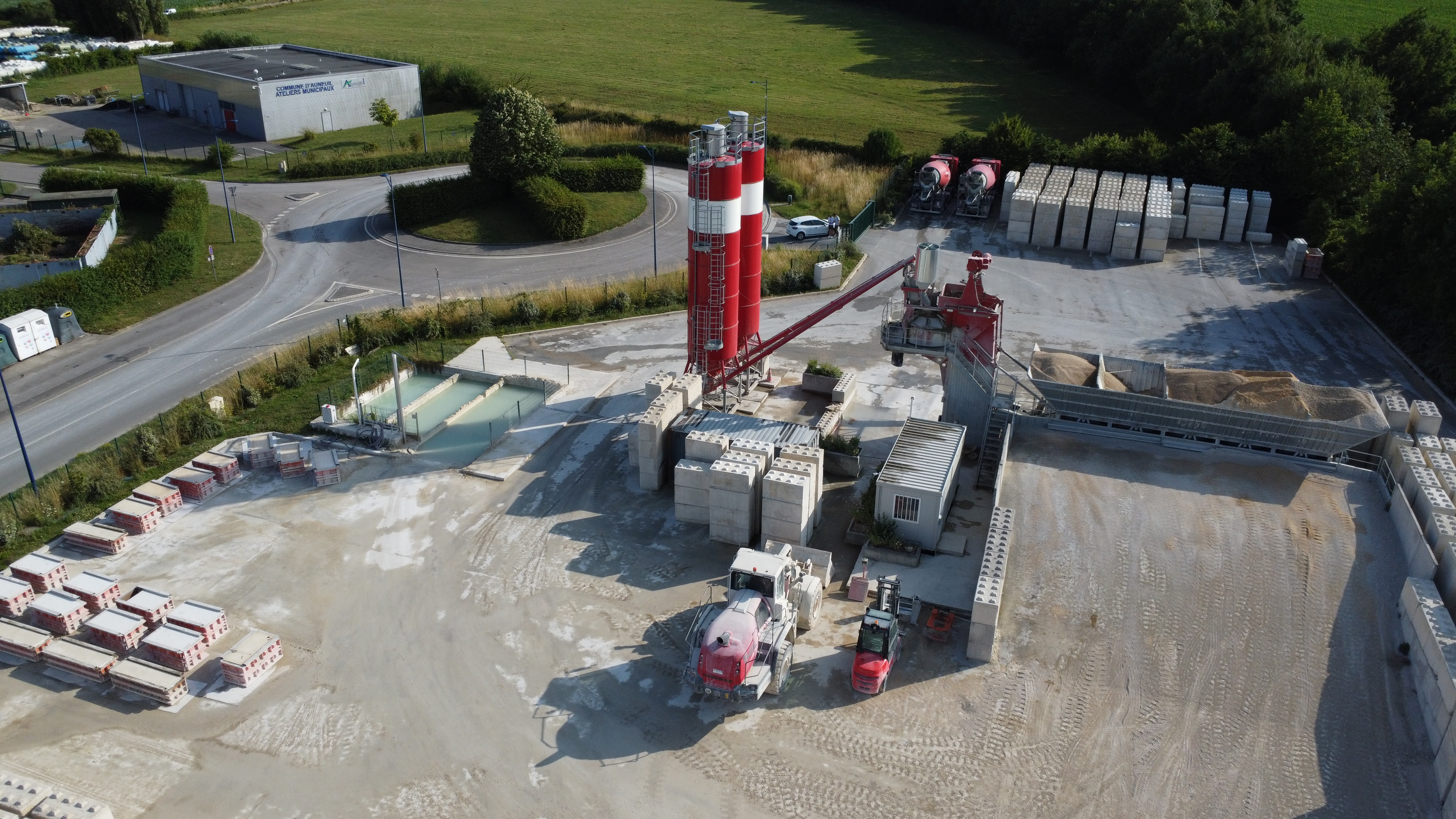 Vue extérieure de la nouvelle centrale à béton DE KONINCK